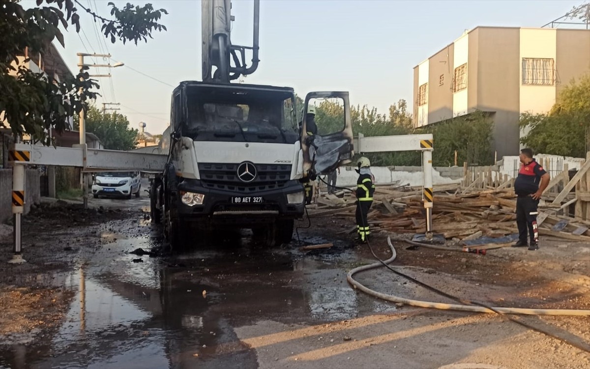 Osmaniye'de beton pompası aracının elektrik direğine çarpması sonucu 2 kişi yaralandı. Olay yerine...