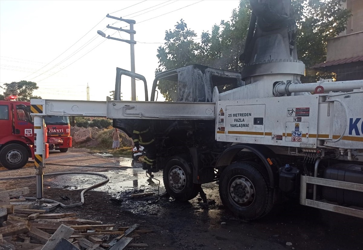 Osmaniye'de beton pompası aracının elektrik direğine çarpması sonucu 2 kişi yaralandı. Olay yerine...