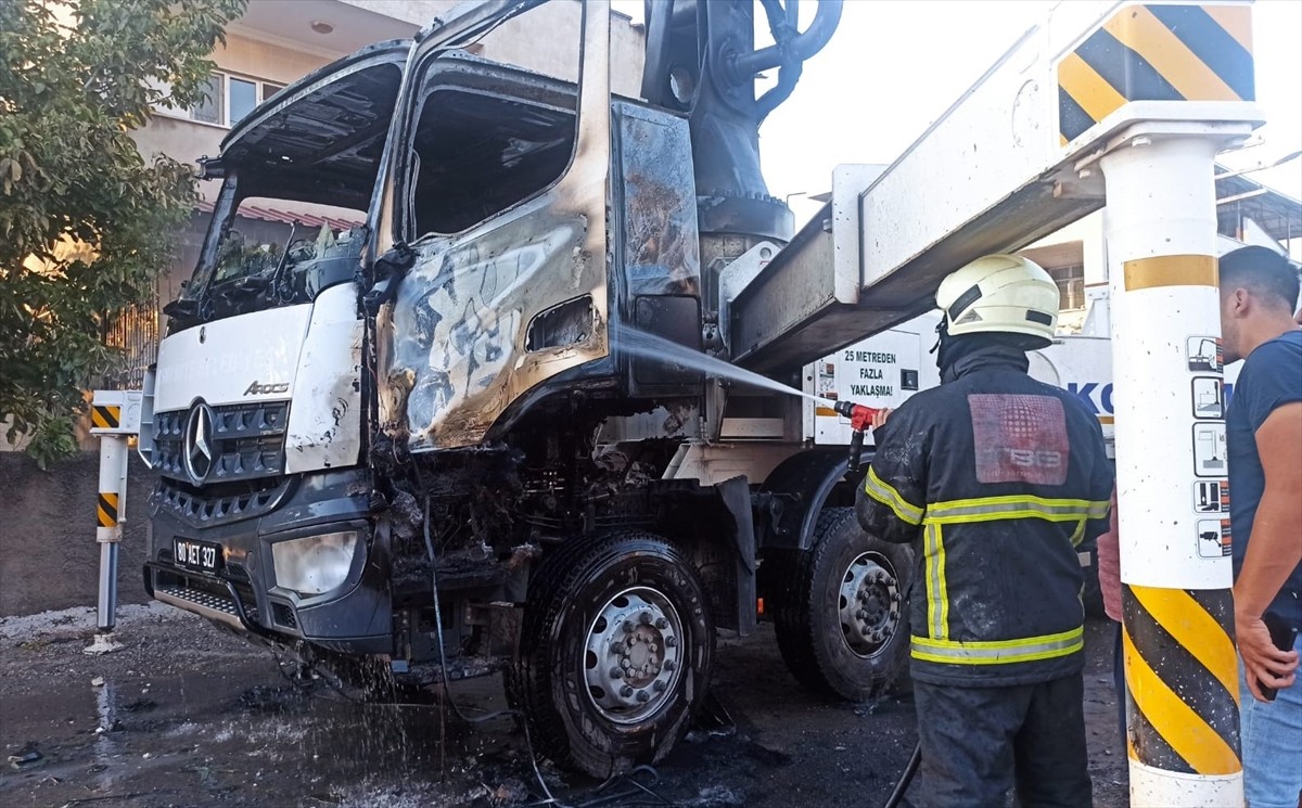 Osmaniye'de beton pompası aracının elektrik direğine çarpması sonucu 2 kişi yaralandı. Olay yerine...