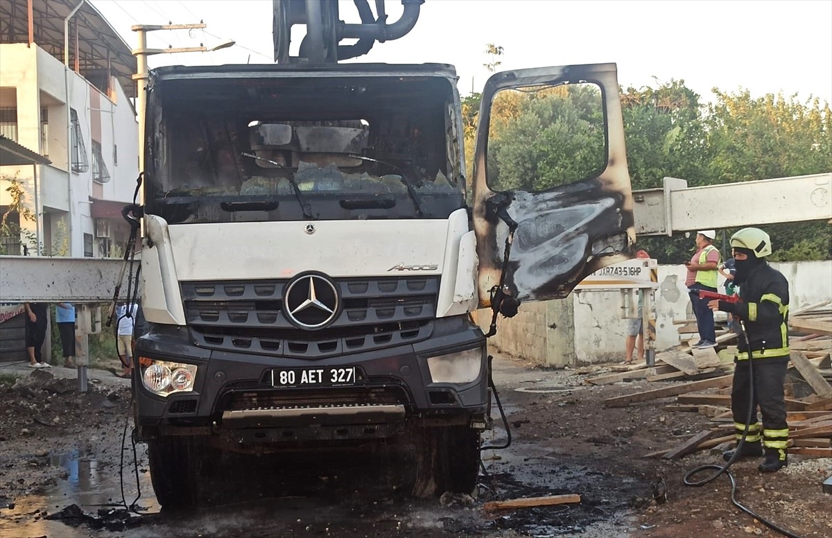 Osmaniye'de beton pompası aracının elektrik direğine çarpması sonucu 2 kişi yaralandı. Olay yerine...