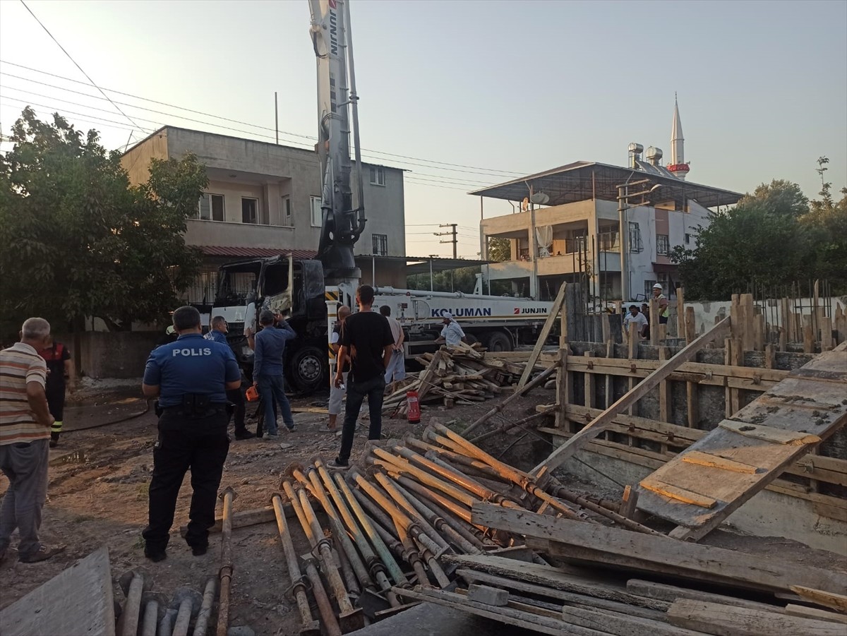 Osmaniye'de beton pompası aracının elektrik direğine çarpması sonucu 2 kişi yaralandı. Olay yerine...