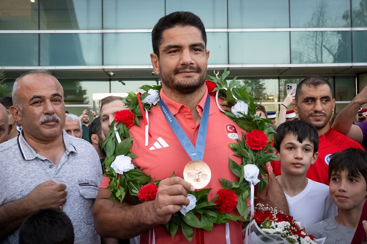 Paris 2024 Olimpiyat Oyunları'nda bronz madalya alarak aktif güreş hayatını noktalayan Taha...