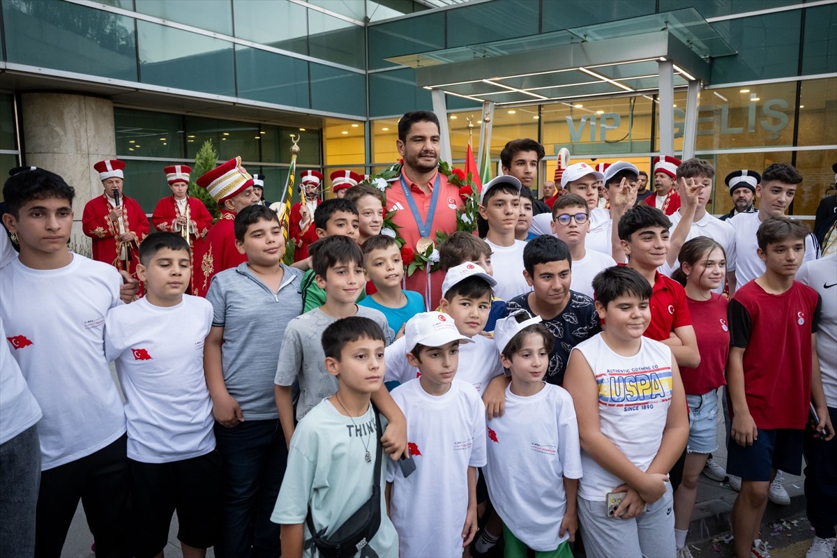 Paris 2024 Olimpiyat Oyunları'nda bronz madalya alarak aktif güreş hayatını noktalayan Taha...