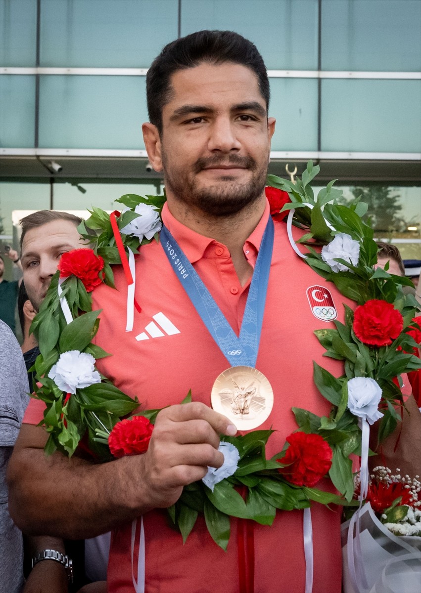 Paris 2024 Olimpiyat Oyunları'nda bronz madalya alarak aktif güreş hayatını noktalayan Taha...