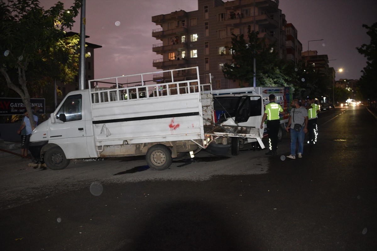 Şanlıurfa'nın Siverek ilçesinde iki kamyonetin çarpışması sonucu 3'ü çocuk 4 kişi...