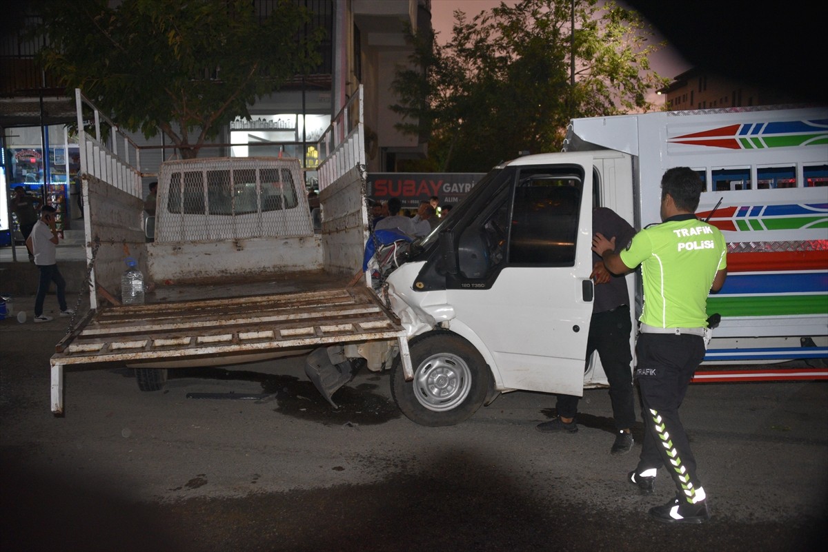 Şanlıurfa'nın Siverek ilçesinde iki kamyonetin çarpışması sonucu 3'ü çocuk 4 kişi...