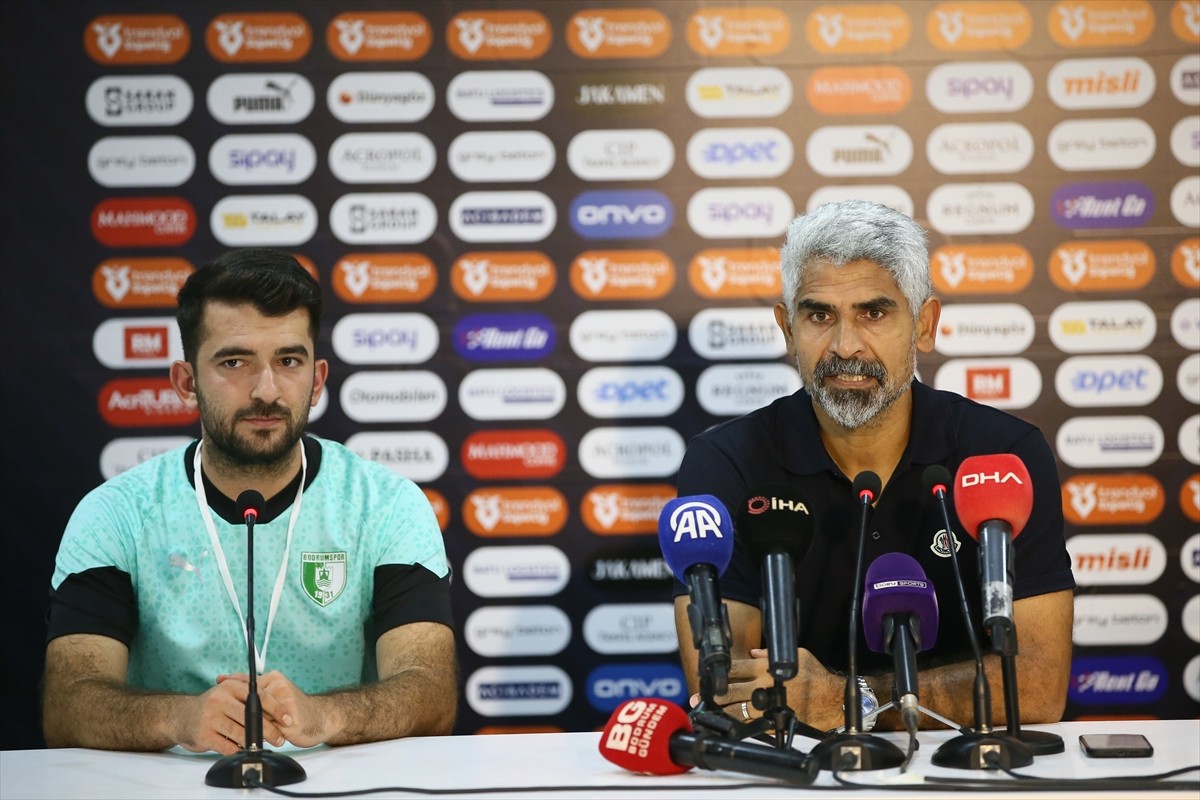 Sipay Bodrum FK Teknik Direktörü İsmet Taşdemir (sağda), Bodrum İlçe Stadı'nda Gaziantep FK'ye 1-0...