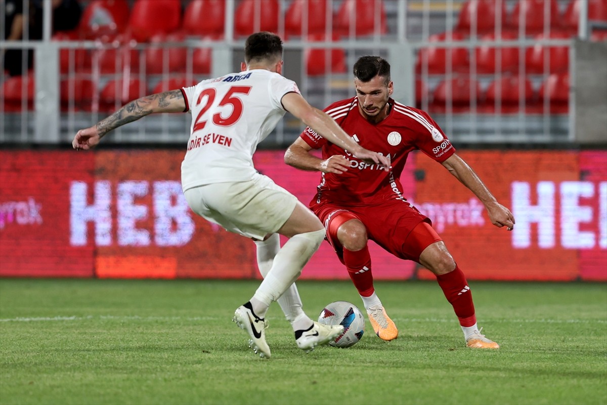 Trendyol 1. Lig'in ilk haftasında Central Hospital Ümraniyespor ile Çorum FK takımları, Ümraniye...