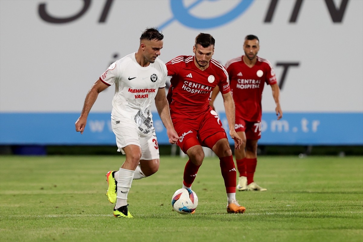 Trendyol 1. Lig'in ilk haftasında Central Hospital Ümraniyespor ile Çorum FK takımları, Ümraniye...