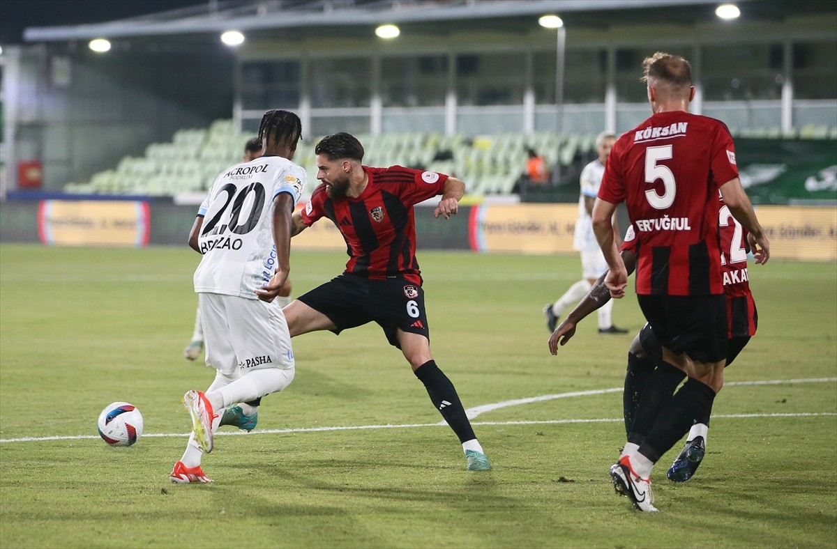 Trendyol Süper Lig'in ilk haftasında Sipay Bodrum FK ile Gaziantep FK takımları Bodrum İlçe...