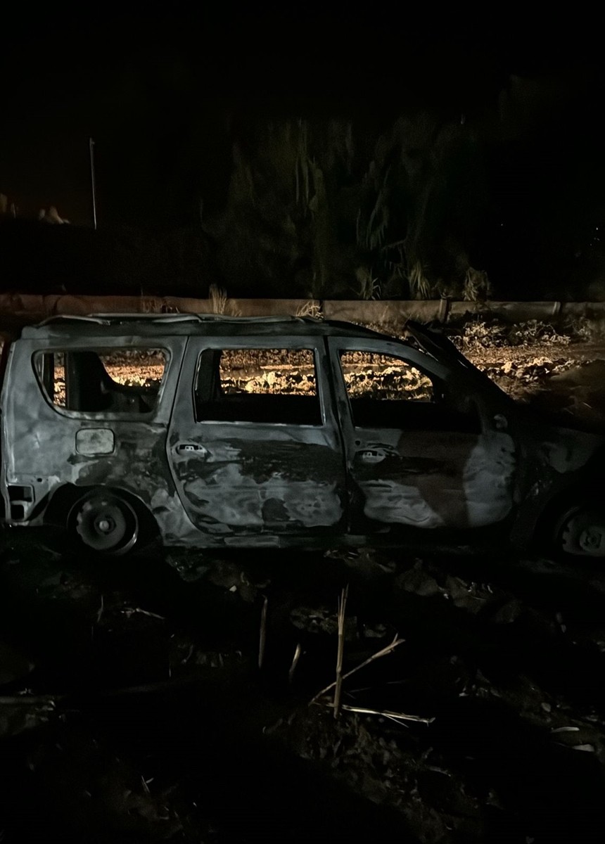 Adana'nın Ceyhan ilçesinde park halindeki hafif ticari araç yandı. Bölgeye sevk edilen Adana...