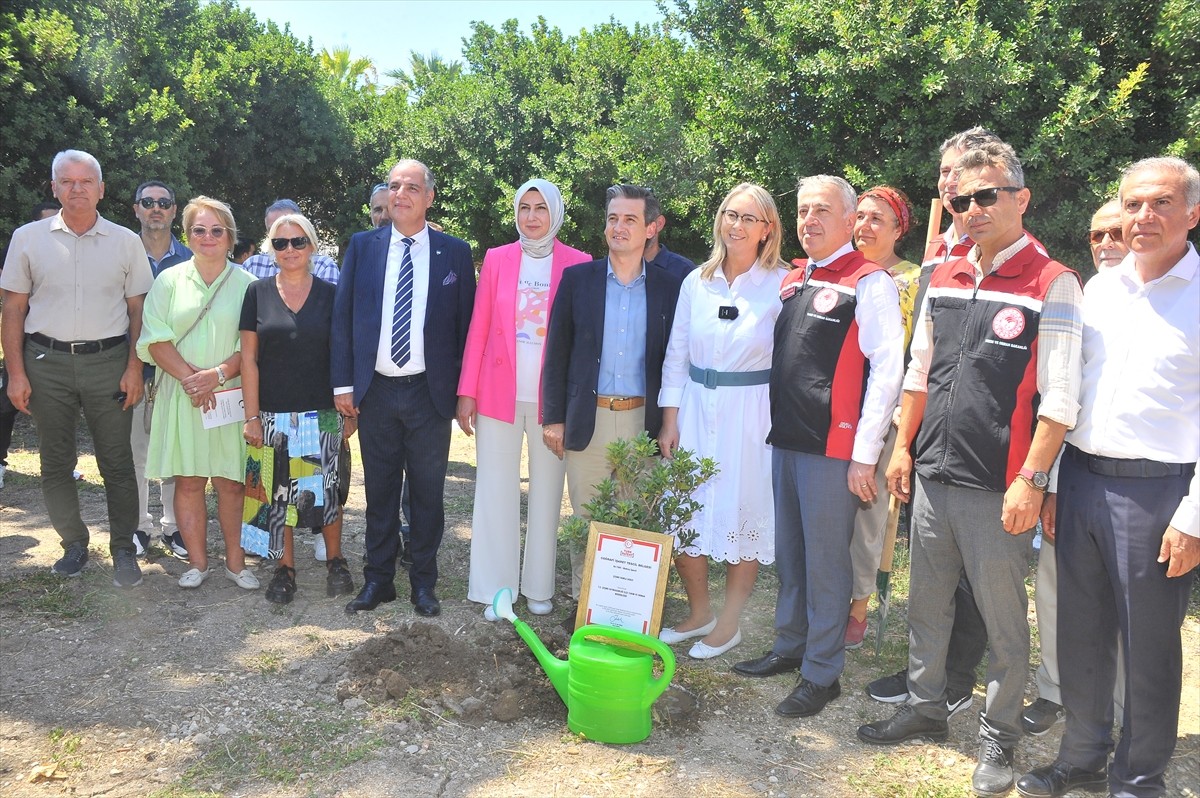 AK Parti İzmir Milletvekili Ceyda Bölünmez Çankırı (sağ 4) ile İzmir Tarım ve Orman İl Müdürü...