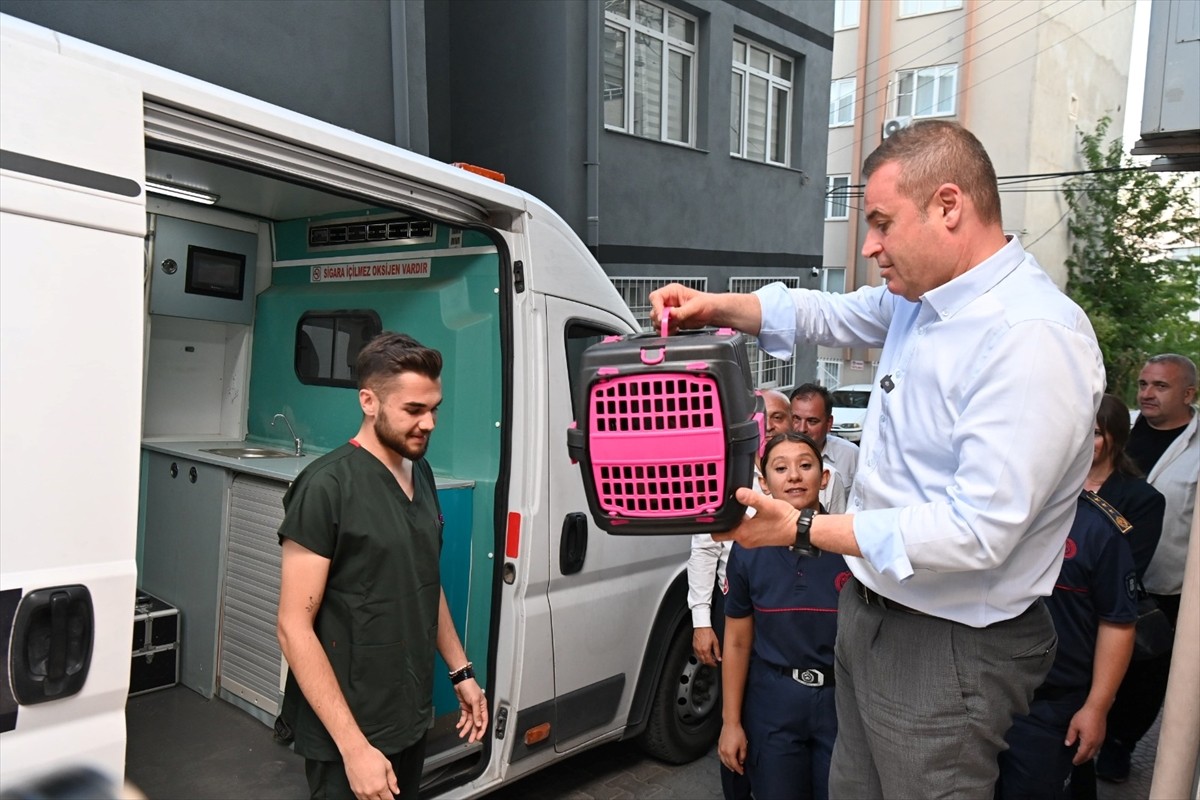 Balıkesir'de bir apartman dairesinde çıkan yangında dumandan etkilenen ve kadın itfaiyecinin...