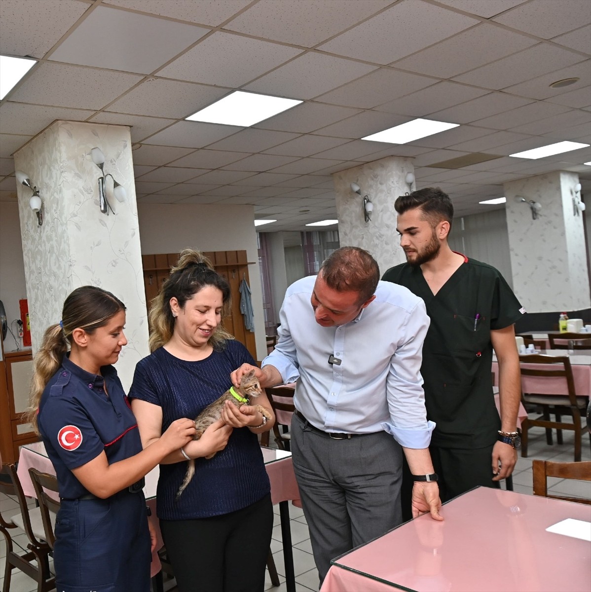 Balıkesir'de bir apartman dairesinde çıkan yangında dumandan etkilenen ve kadın itfaiyecinin...