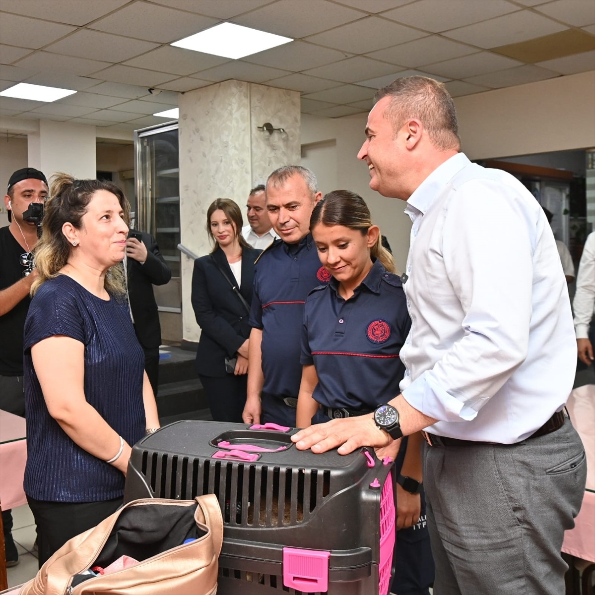 Balıkesir'de bir apartman dairesinde çıkan yangında dumandan etkilenen ve kadın itfaiyecinin...