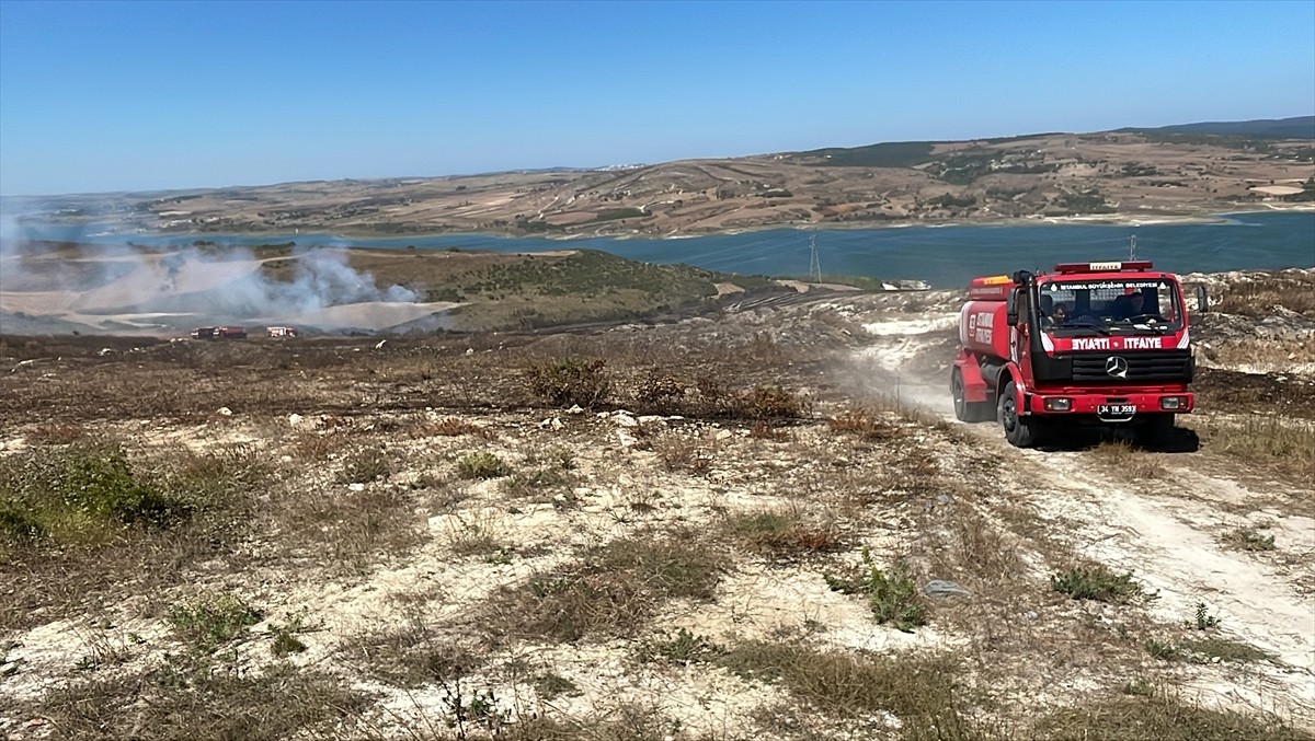 Başakşehir'de otluk alanın birçok noktasında çıkan yangın, havadan ve karadan müdahaleyle...