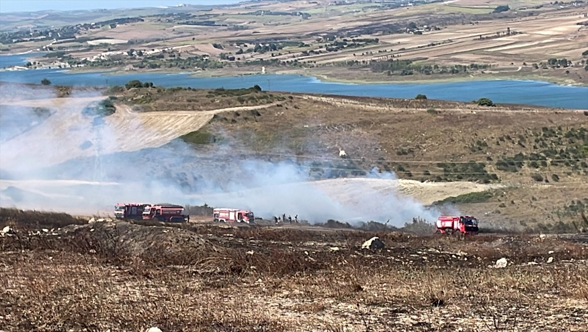 Başakşehir'de otluk alanın birçok noktasında çıkan yangın, havadan ve karadan müdahaleyle...