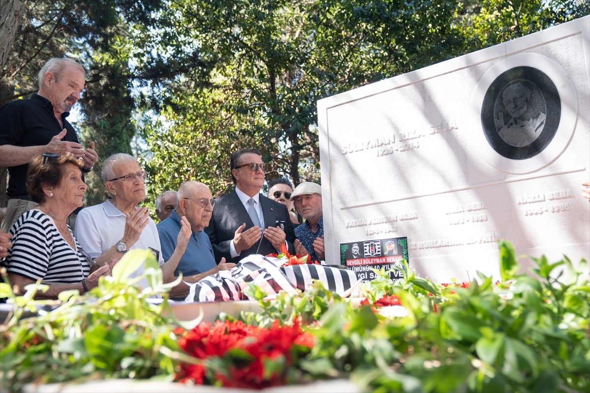 Beşiktaş Kulübü Onursal Başkanı Süleyman Seba, vefatının 10. yıl dönümünde Feriköy Mezarlığı'ndaki...