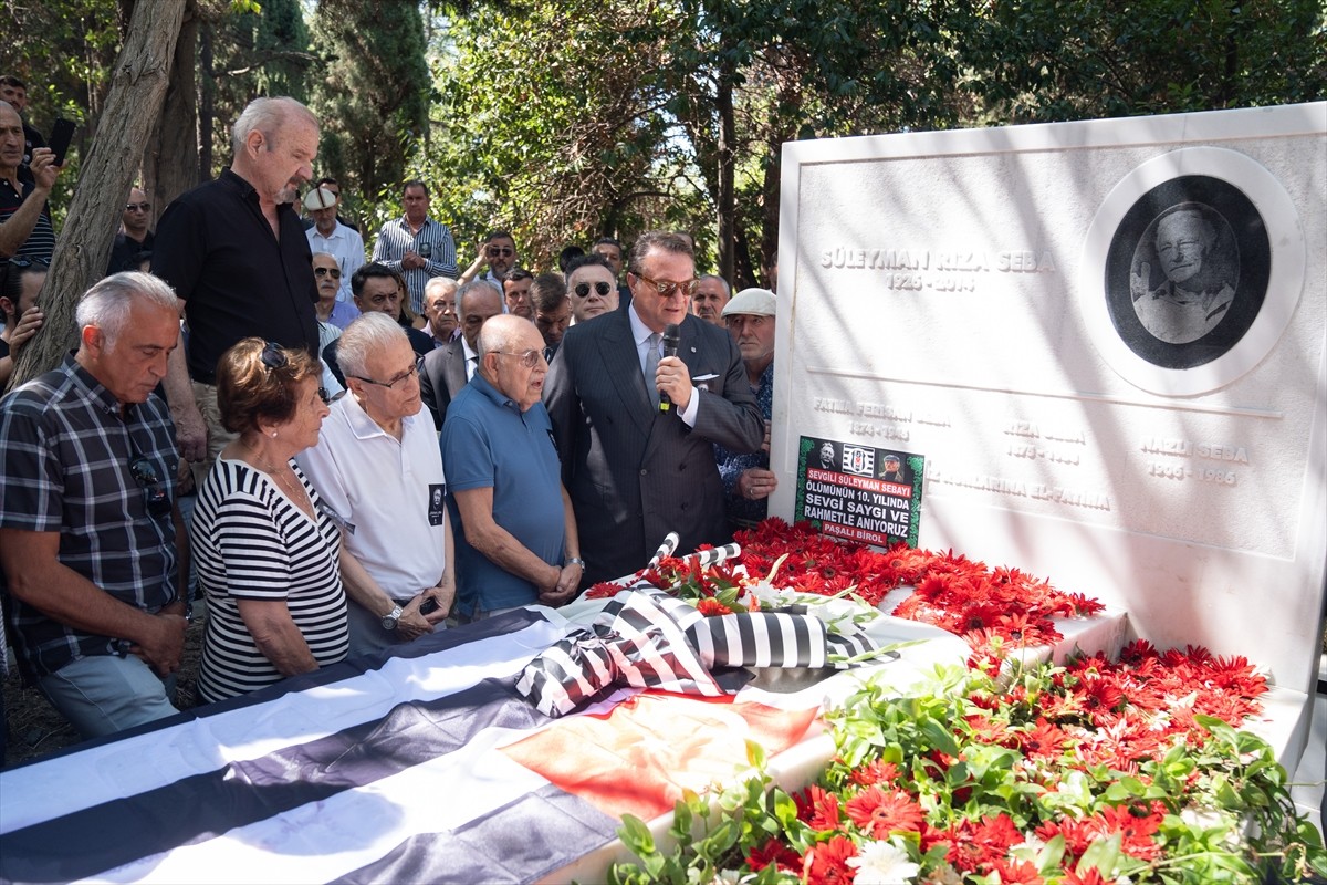 Beşiktaş Kulübü Onursal Başkanı Süleyman Seba, vefatının 10. yıl dönümünde Feriköy Mezarlığı'ndaki...