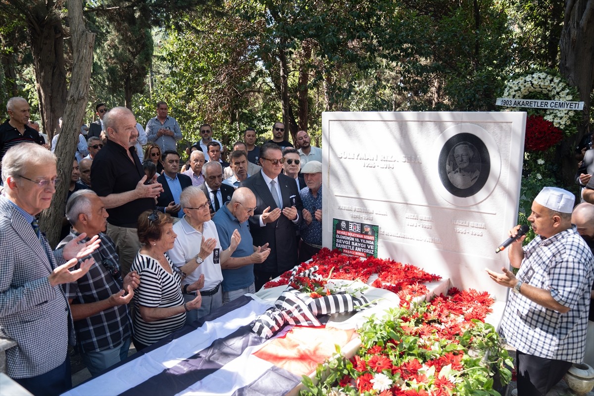 Beşiktaş Kulübü Onursal Başkanı Süleyman Seba, vefatının 10. yıl dönümünde Feriköy Mezarlığı'ndaki...