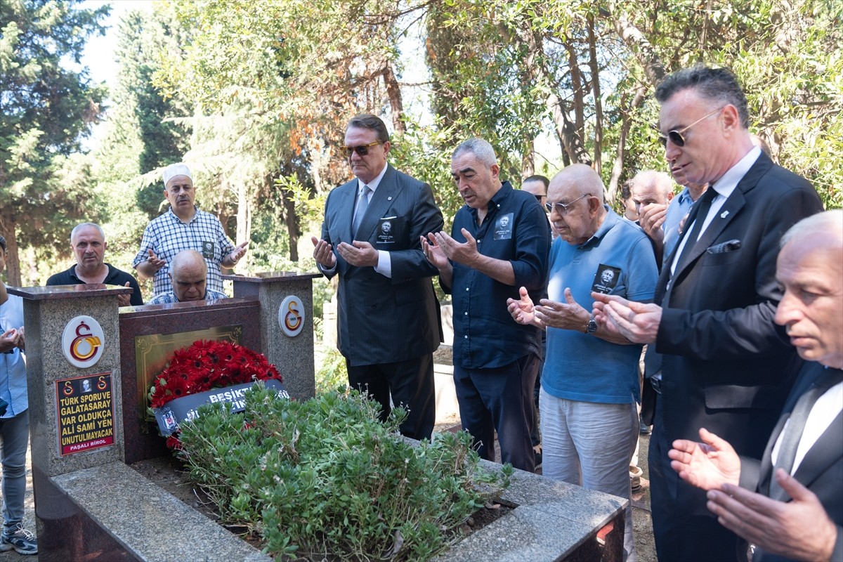 Beşiktaş Kulübü Onursal Başkanı Süleyman Seba, vefatının 10. yıl dönümünde Feriköy Mezarlığı'ndaki...