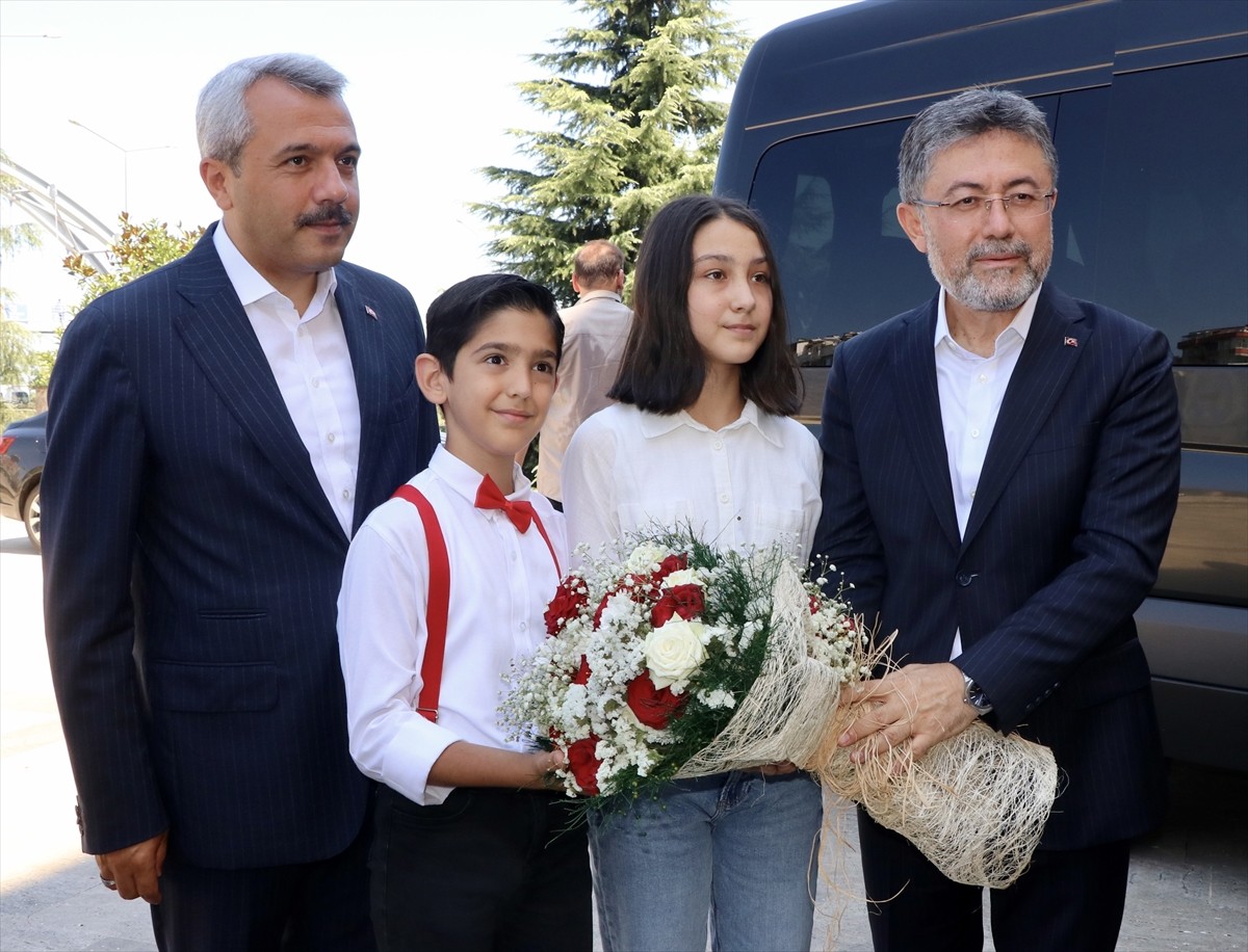 Çeşitli programları kapsamında Rize'ye gelen Tarım ve Orman Bakanı İbrahim Yumaklı (sağda)...