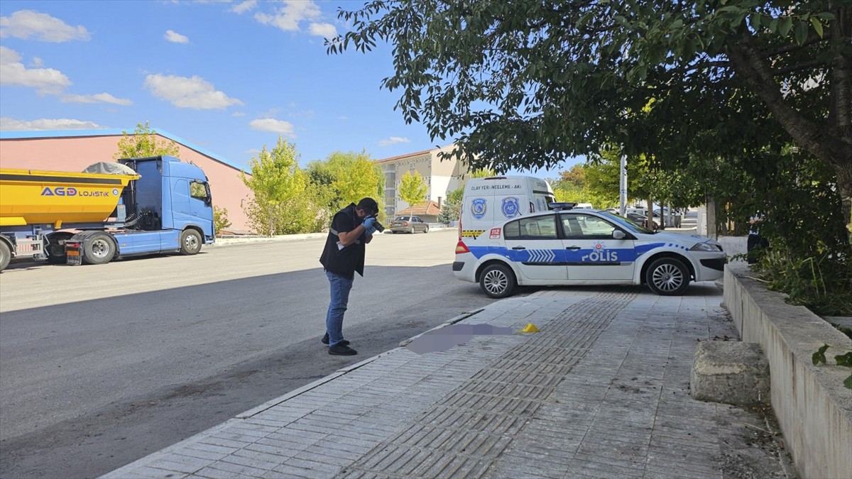 Çorum'da çıkan bıçaklı kavgada 17 yaşındaki genç ağır yaralandı.