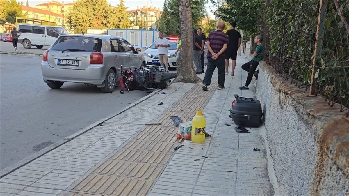 Çorum'da otomobil ile çarpışan motosikletin sürücüsü yaralandı. İhbar üzerine kaza yerine polis ve...