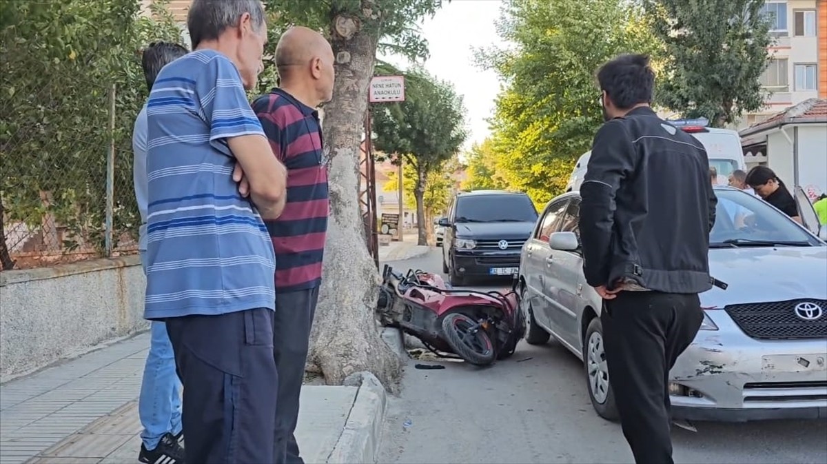 Çorum'da otomobil ile çarpışan motosikletin sürücüsü yaralandı. İhbar üzerine kaza yerine polis ve...