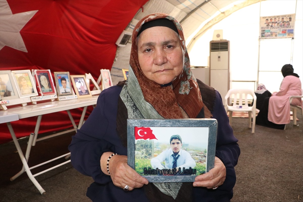 Dağa kaçırılan çocukları için eski HDP il binası önünde oturma eylemi yapan Diyarbakır anneleri...