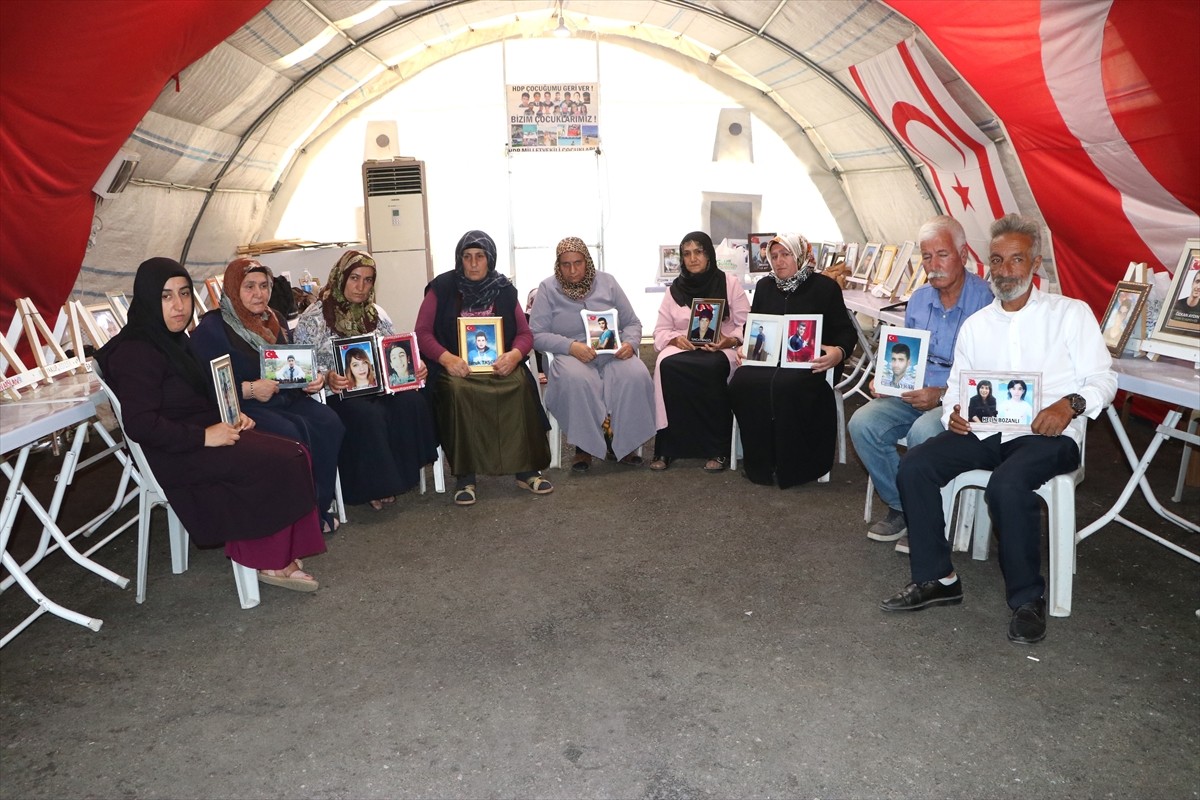 Dağa kaçırılan çocukları için eski HDP il binası önünde oturma eylemi yapan Diyarbakır anneleri...