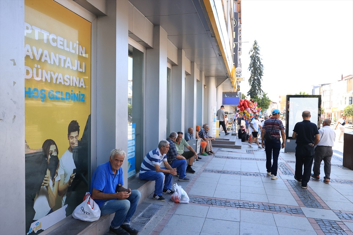 Edirne, Kırklareli ve Tekirdağ'da sıcak hava yaşamı olumsuz etkiliyor. Edirne'de, sıcak hava...