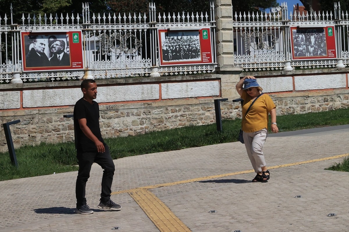 Edirne, Kırklareli ve Tekirdağ'da sıcak hava yaşamı olumsuz etkiliyor. Edirne'de, sıcak hava...