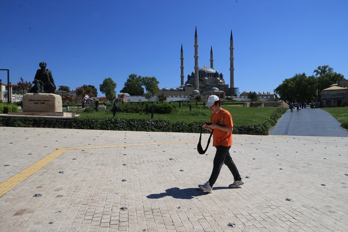 Edirne, Kırklareli ve Tekirdağ'da sıcak hava yaşamı olumsuz etkiliyor. Edirne'de, sıcak hava...