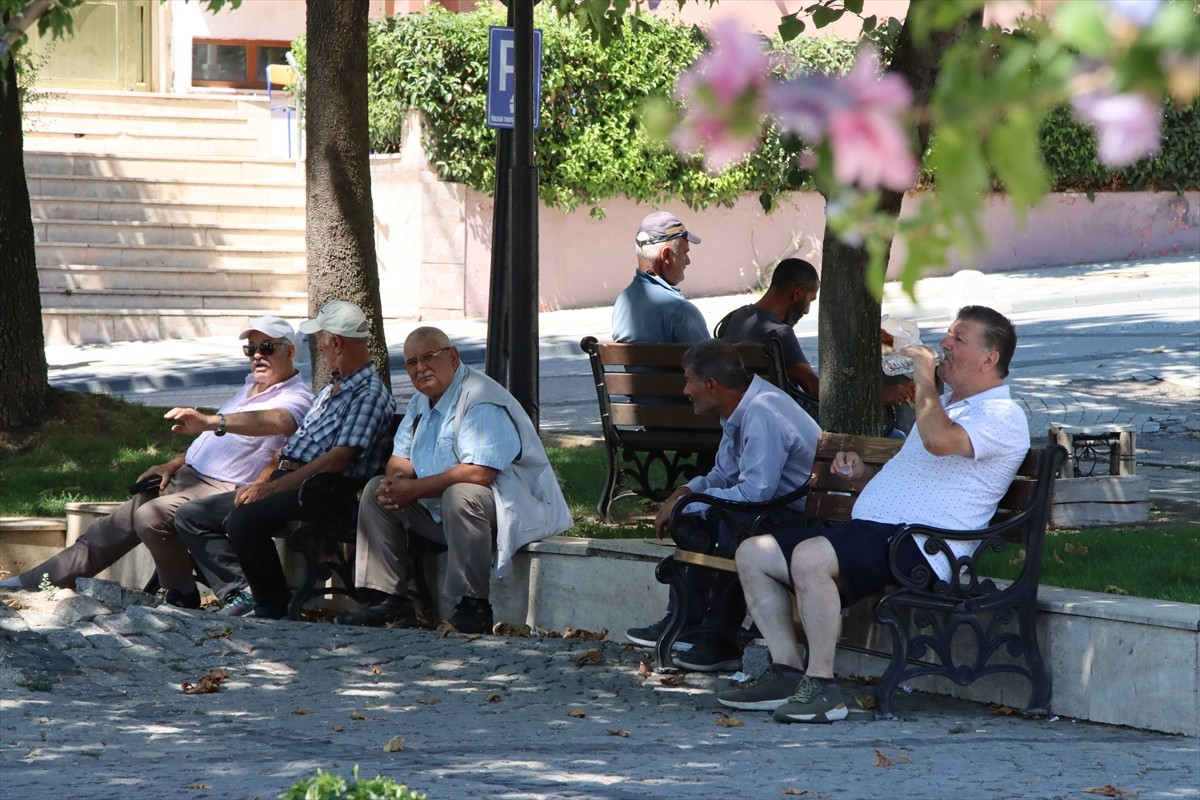 Edirne, Kırklareli ve Tekirdağ'da sıcak hava yaşamı olumsuz etkiliyor. Kırklareli'nde hava...