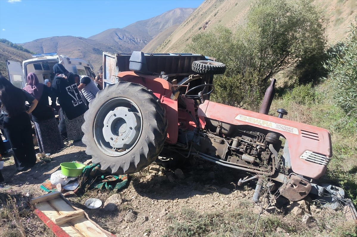 Erzurum'un İspir ilçesinde traktörün devrilmesi sonucu 11 kişi yaralandı.