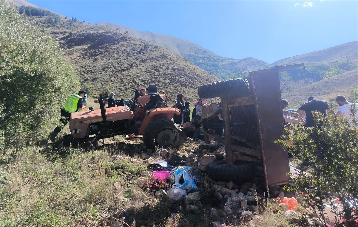 Erzurum'un İspir ilçesinde traktörün devrilmesi sonucu 11 kişi yaralandı.