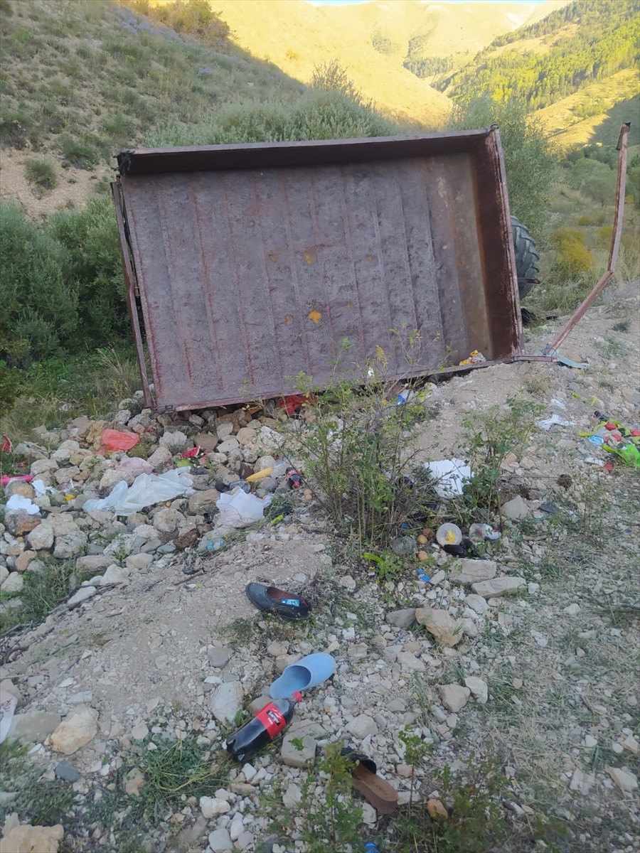 Erzurum'un İspir ilçesinde traktörün devrilmesi sonucu 11 kişi yaralandı.