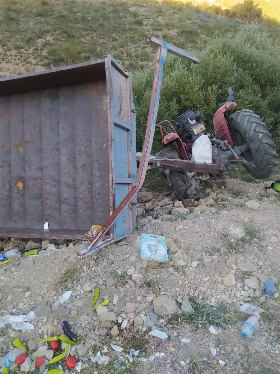 Erzurum'un İspir ilçesinde traktörün devrilmesi sonucu 11 kişi yaralandı.