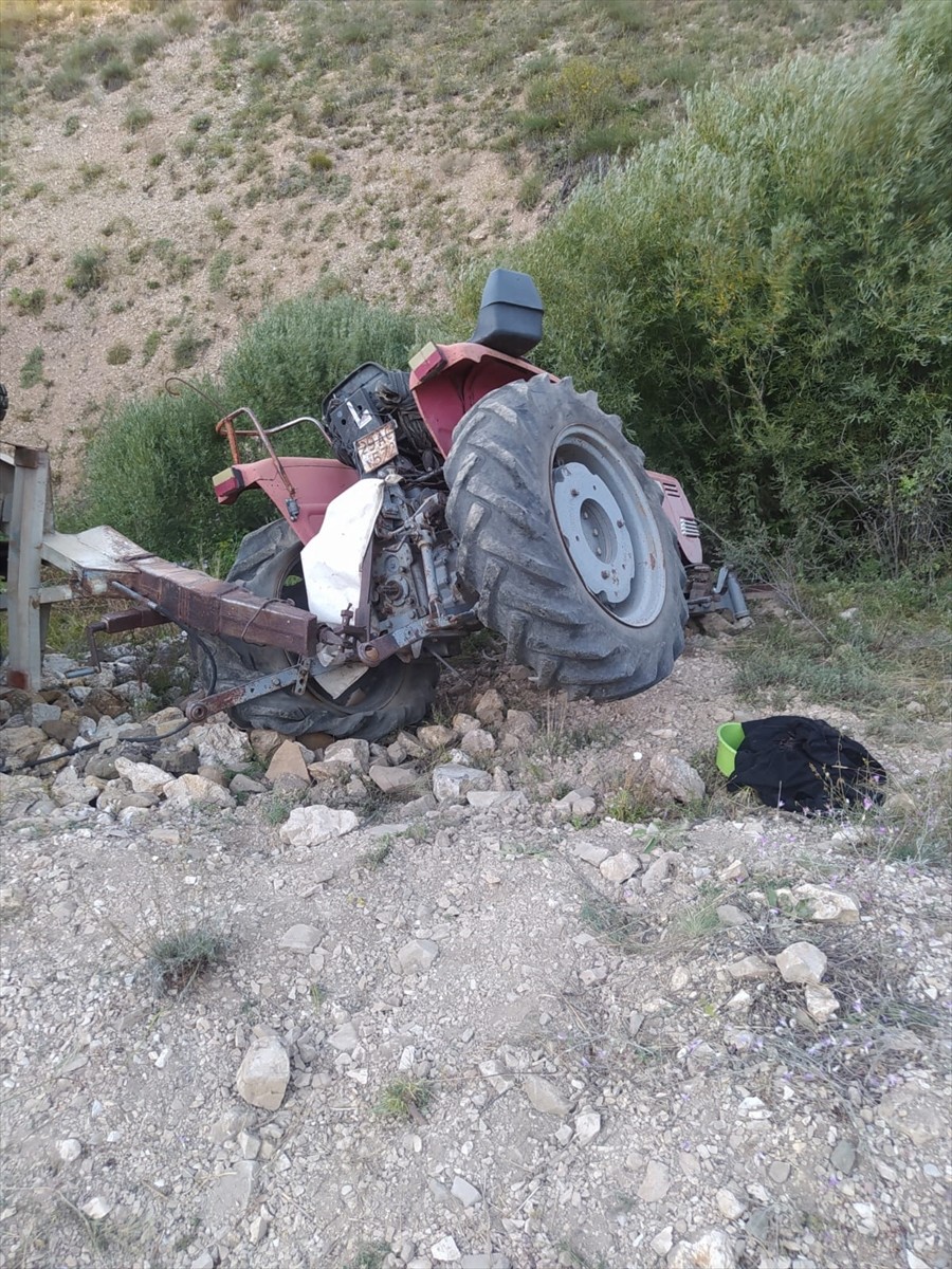 Erzurum'un İspir ilçesinde traktörün devrilmesi sonucu 11 kişi yaralandı.