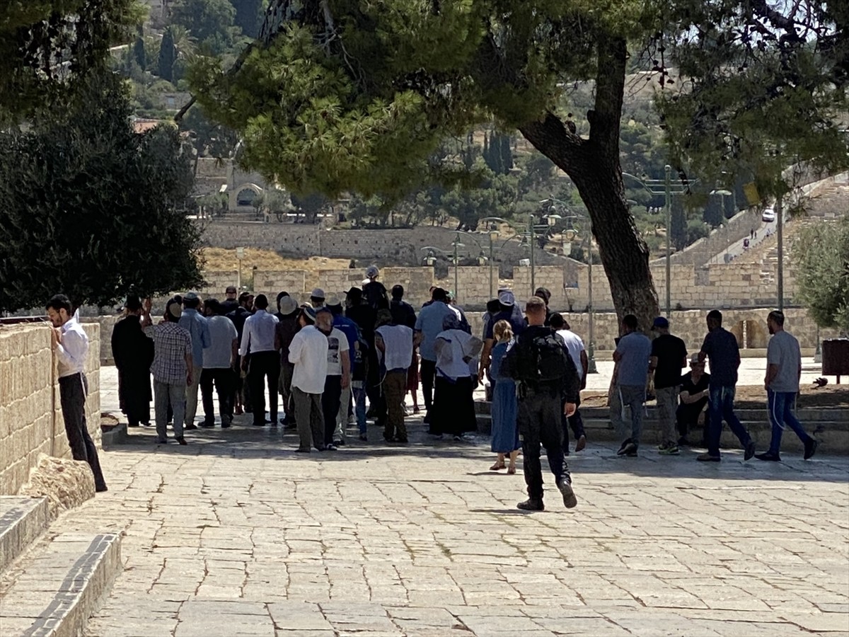 İsrail polisi korumasındaki yaklaşık 1600 fanatik Yahudi, işgal altındaki Doğu Kudüs'ün Eski Şehir...