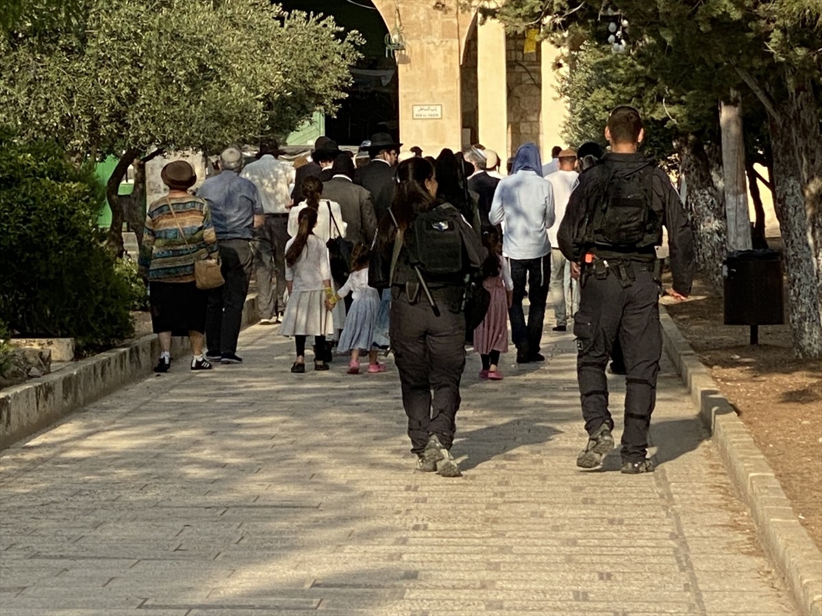 İsrail polisi korumasındaki yaklaşık 1600 fanatik Yahudi, işgal altındaki Doğu Kudüs'ün Eski Şehir...