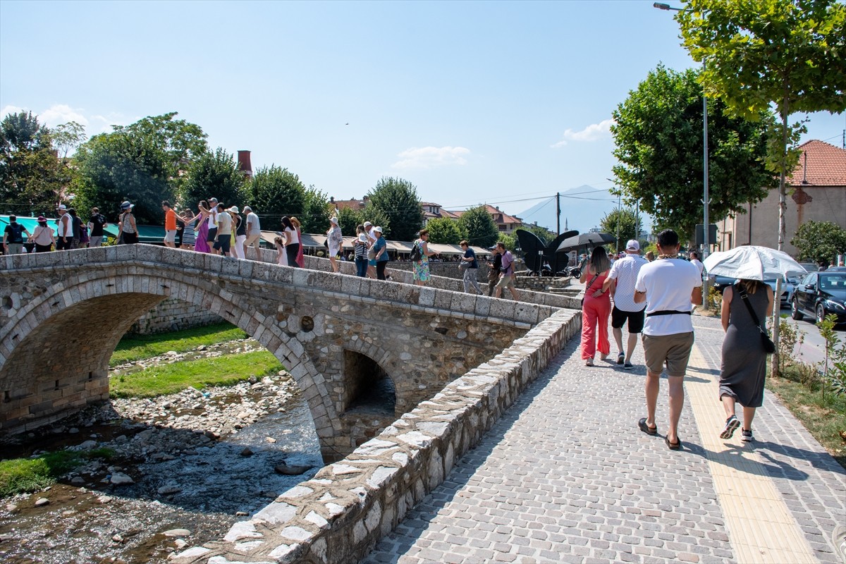 Kosova'da bu hafta boyunca etkili olması beklenen yüksek sıcaklıklara ilişkin halka uyarı yapıldı....