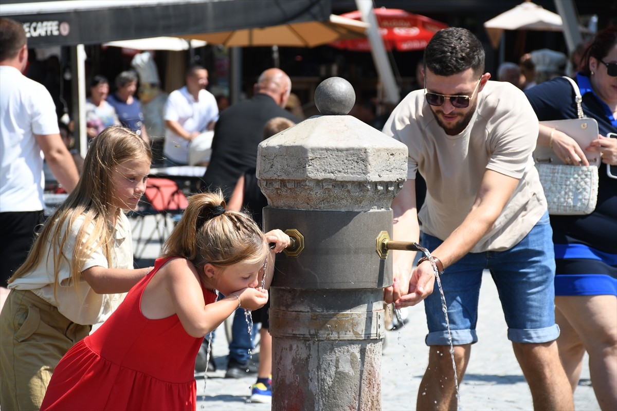 Kosova'da bu hafta boyunca etkili olması beklenen yüksek sıcaklıklara ilişkin halka uyarı yapıldı....