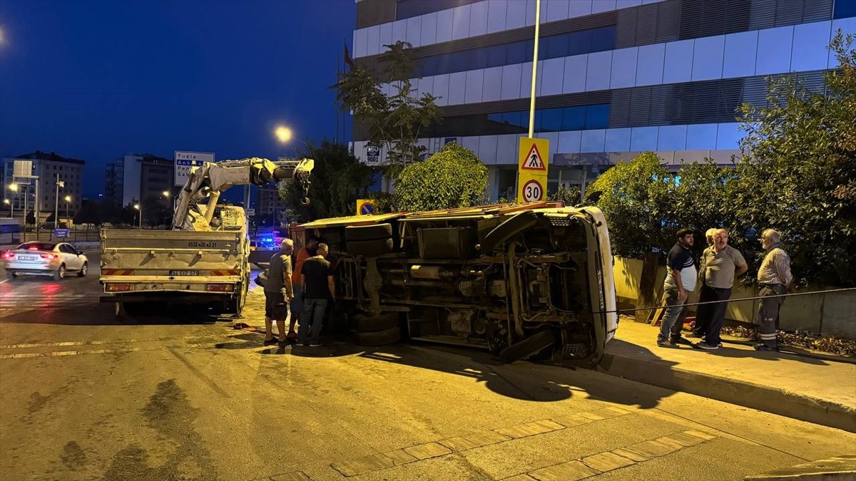 Pendik'te sebze yüklü kamyonetin devrilmesi sonucu 2 kişi yaralandı.