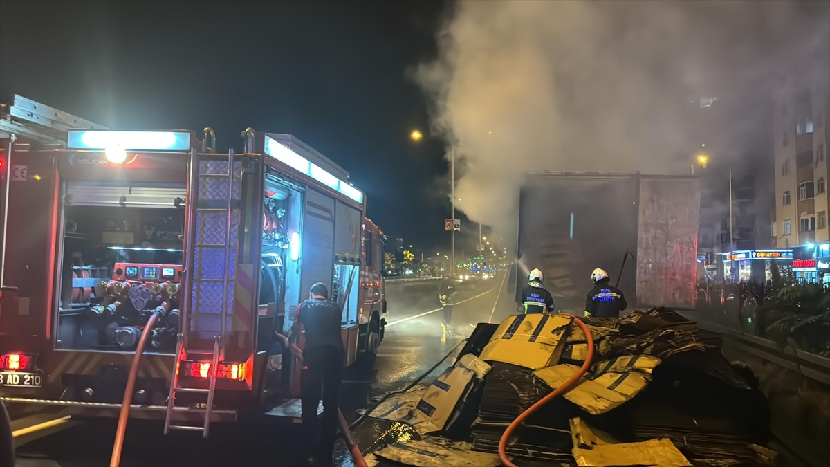 Rize'de karton yüklü tırın dorsesinde çıkan yangın hasara yol açtı. Bölgeye sevk edilen Rize...