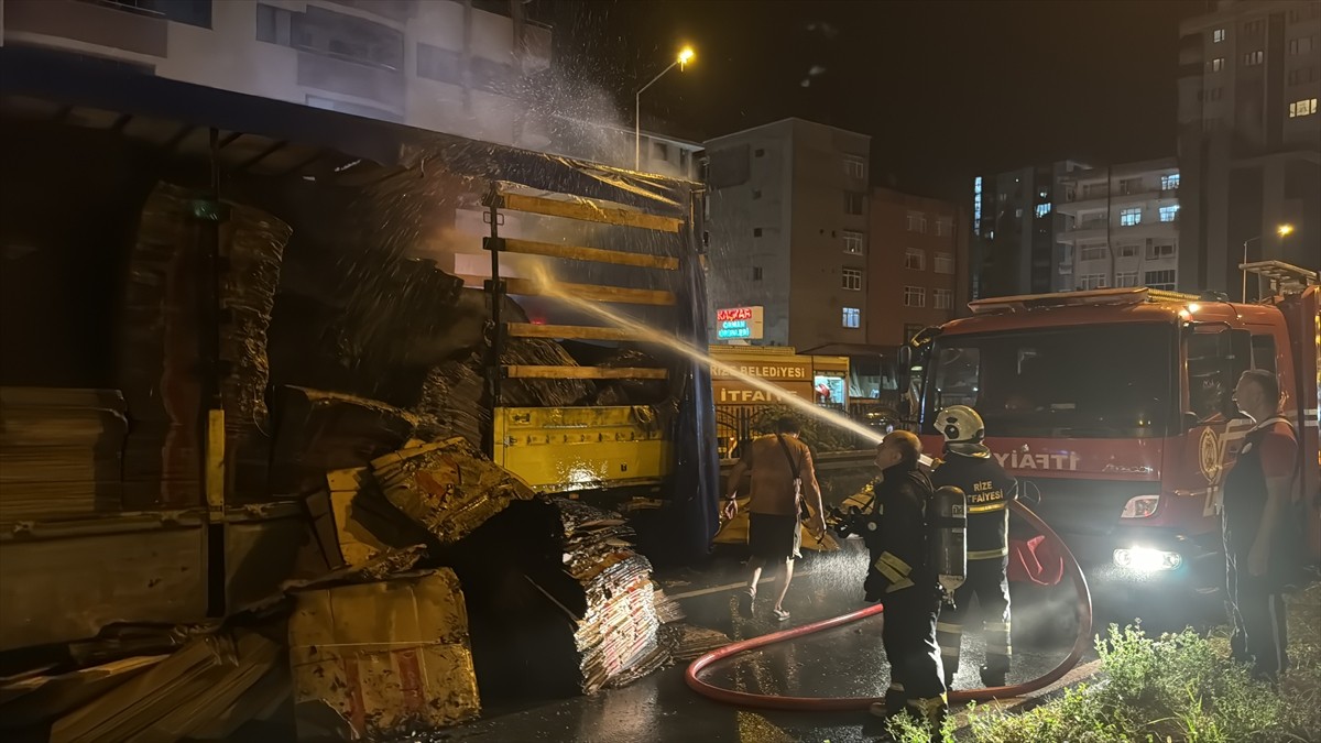 Rize'de karton yüklü tırın dorsesinde çıkan yangın hasara yol açtı. Bölgeye sevk edilen Rize...