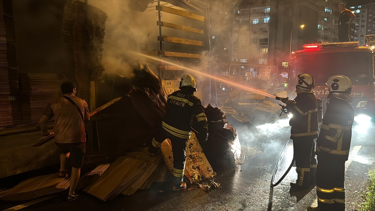 Rize'de karton yüklü tırın dorsesinde çıkan yangın hasara yol açtı. Bölgeye sevk edilen Rize...