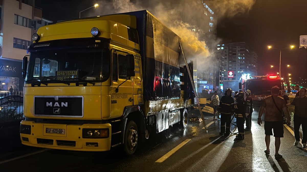 Rize'de karton yüklü tırın dorsesinde çıkan yangın hasara yol açtı. Bölgeye sevk edilen Rize...