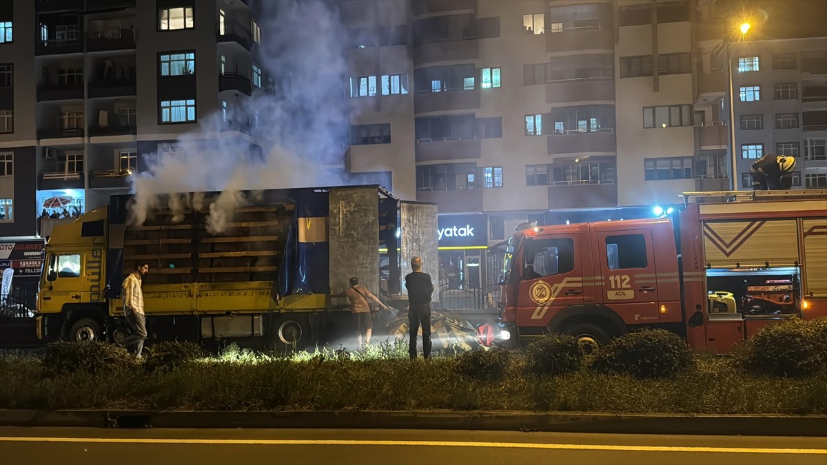 Rize'de karton yüklü tırın dorsesinde çıkan yangın hasara yol açtı. Bölgeye sevk edilen Rize...